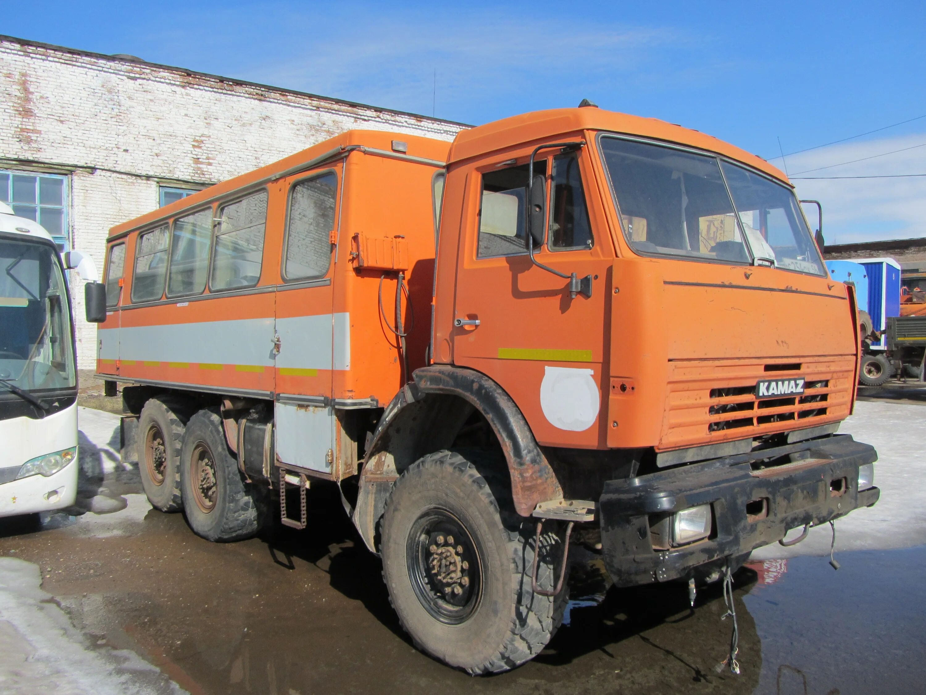 Автобус специальный (вахтовый) НЕФАЗ 4208-11-13 на шасси КамАЗ-43114-1014-15, Фи