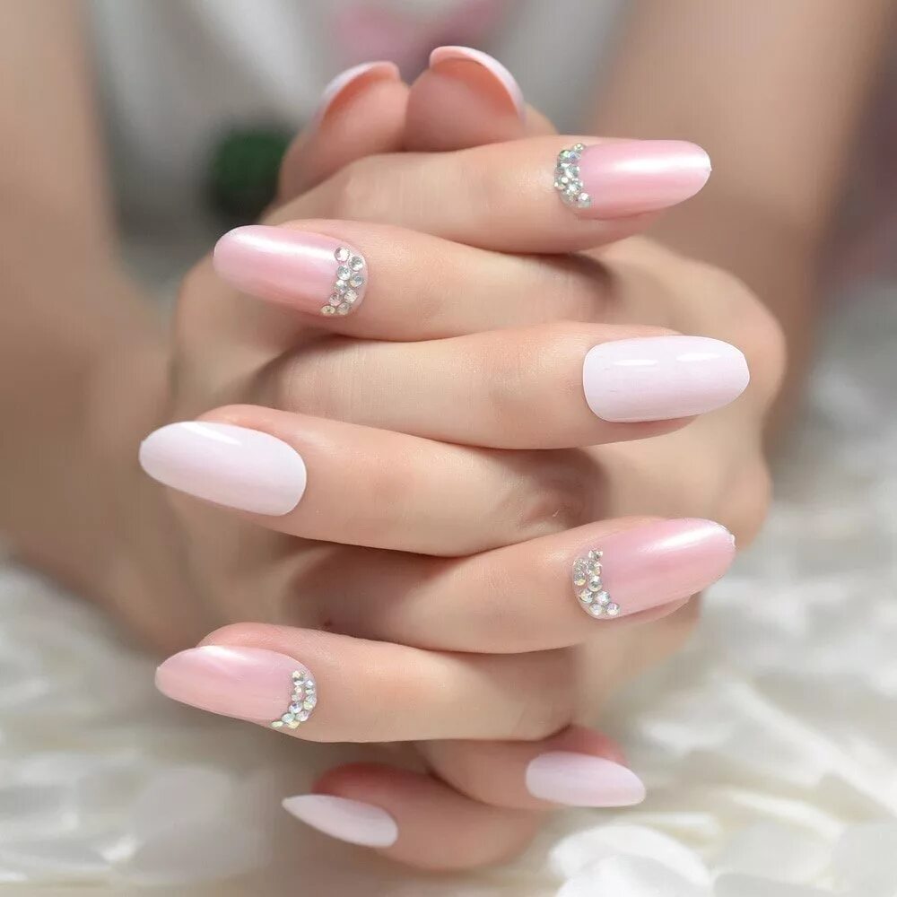 неброский маникюр. самый красивый нежный маникюр. красивый нежный маникюр френч. нюдовый маникюр 2022 миндаль френч. нежный маникюр.