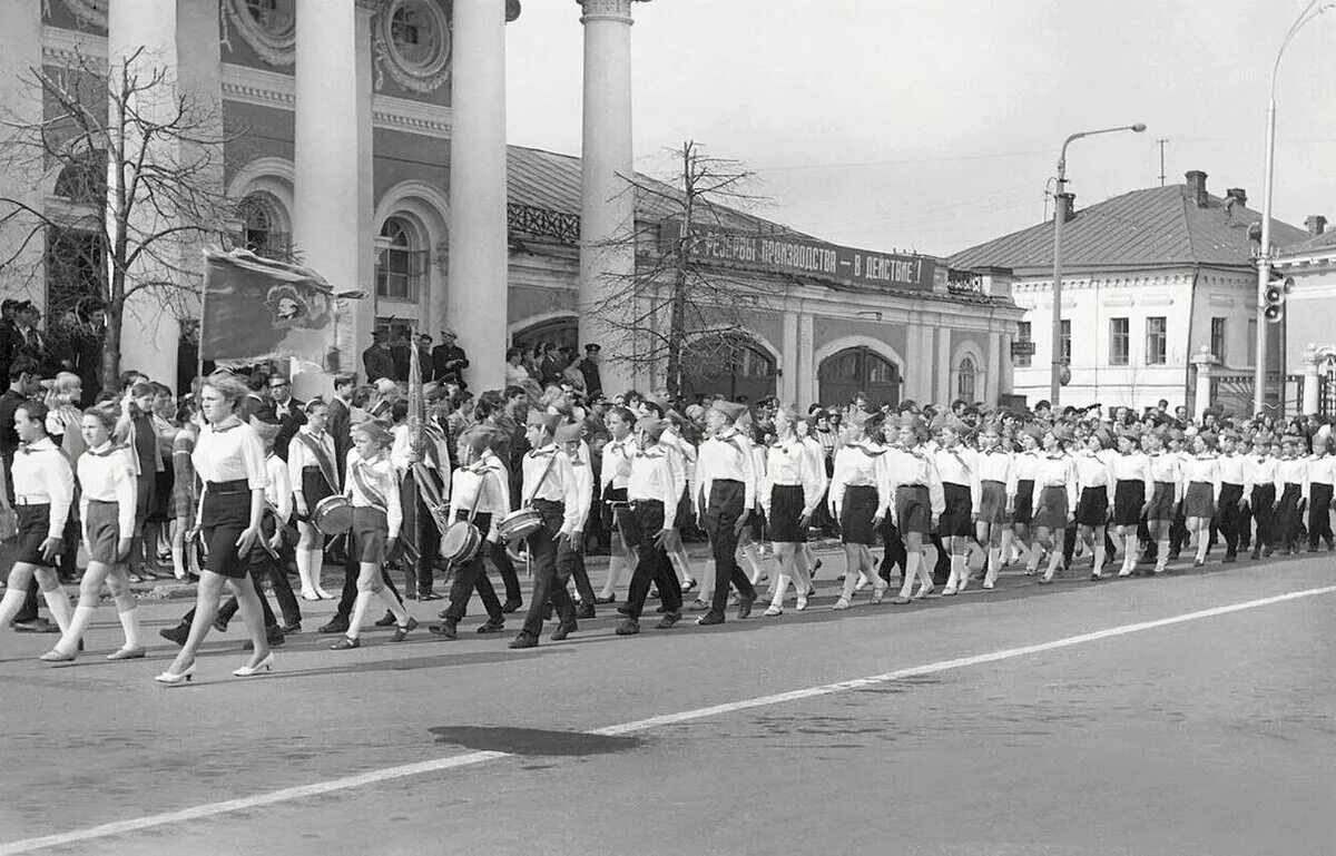 19 мая 2012. Пионерский парад 1972. Пионерский парад на Дворцовой площади 1972. Пионерский отряд школа 1975. Пионерский отряд школа 1970.