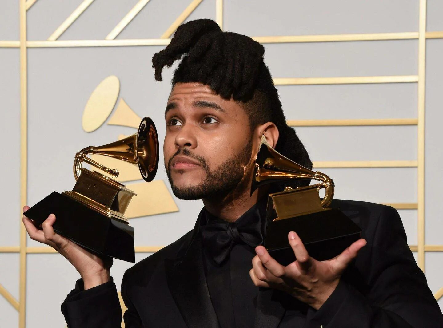Исполнитель получает. The Weeknd Grammy. «Грэмми» зе викенд. Juanes премия Грэмми. The Weeknd Грэмми маска.