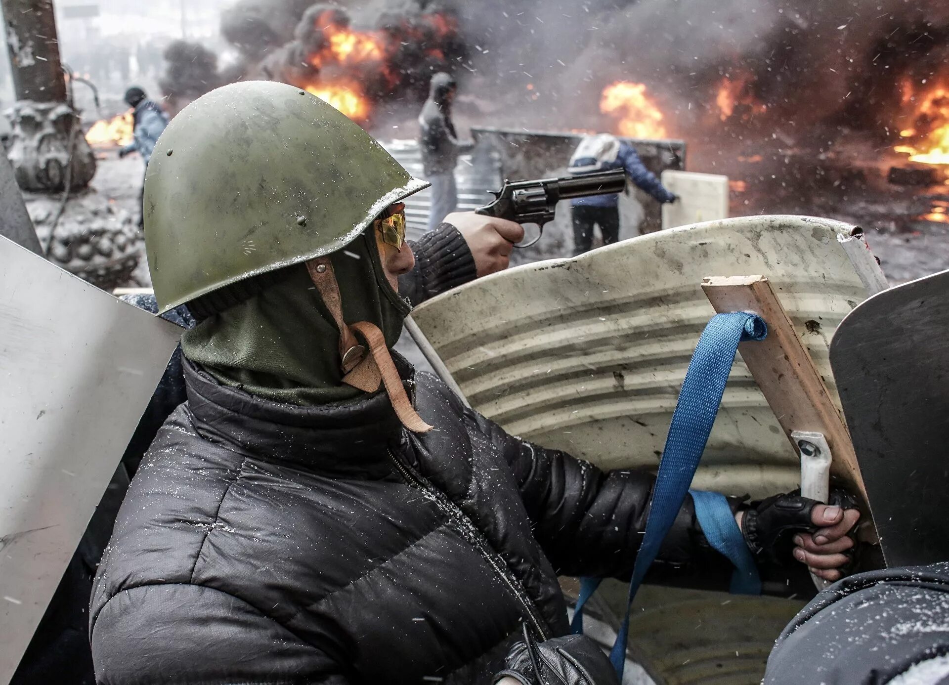 Украина майдан мельников. Оружие протестующих на Майдане. Украина оружие на Майдане 2014.