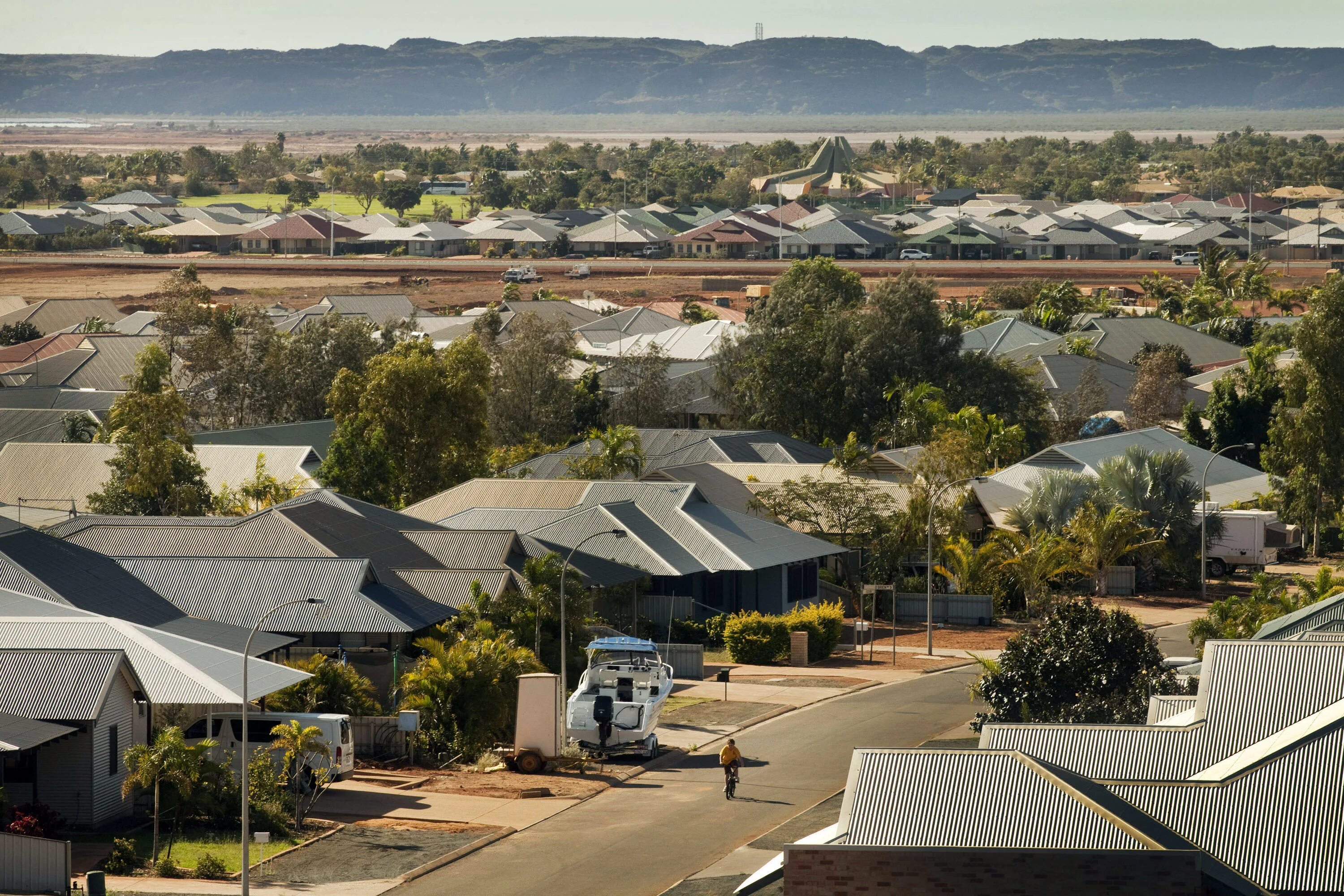 Sister towns. Karratha Австралия. Дангатар город Австралия. Ньюман город в Австралии. Пилбара Австралия деревня.