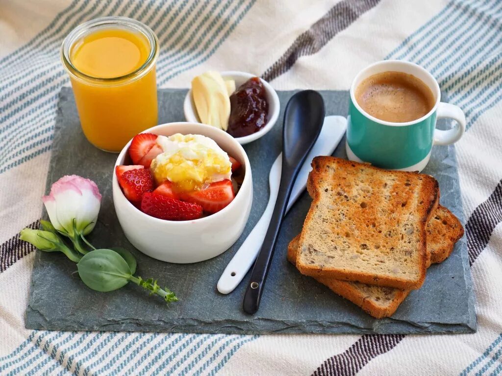The morning she has breakfast. Брекфест Монинг. Завтрак. Красивый завтрак. Завтрак утром.