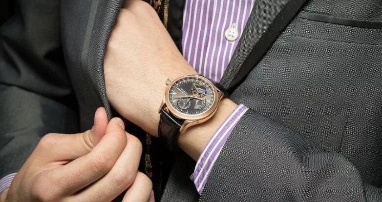 На какой руке носить часы мужские. Parmigiani часы на руке. Часы на правую руку мужские. Часы na ruke. Часы с кольцами на руке мужчины.