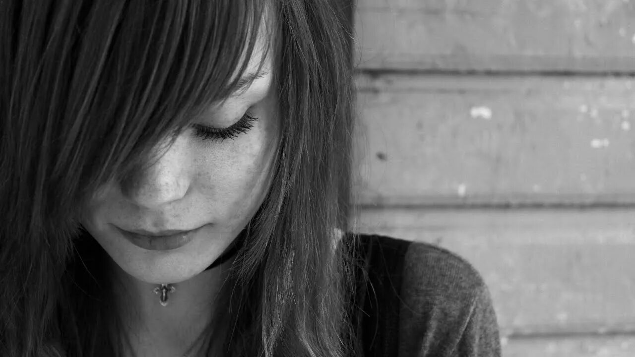 Girl that is so good. Девушка ест пиццу. I wonder. Girl that is so good. Грустная девушка.