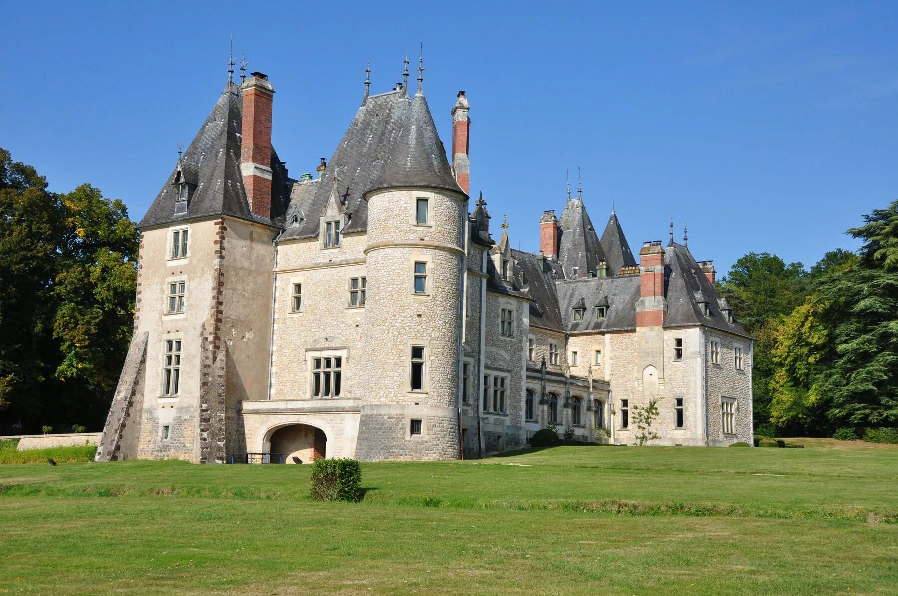 Шато девуз франция. Шато де Виньи Франция замок. Особняк Шато-де-МОНТАПО во Франции.. Шато Босежур замок во Франции. Замок Крессэ Франция.