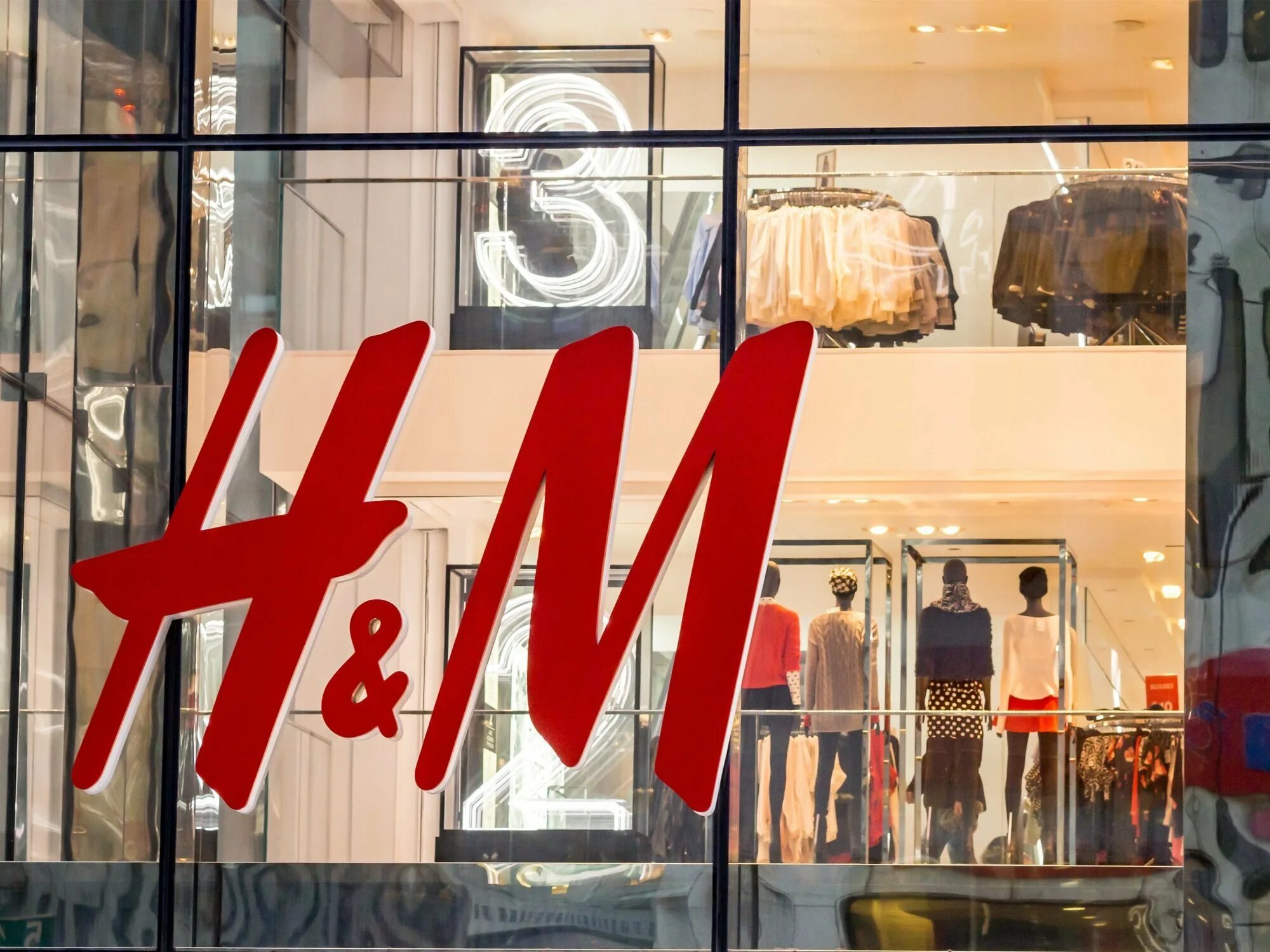 Компания h m логотип. H m галерея. Hm картинки. H&m офис. Эйч энд эм калининград.