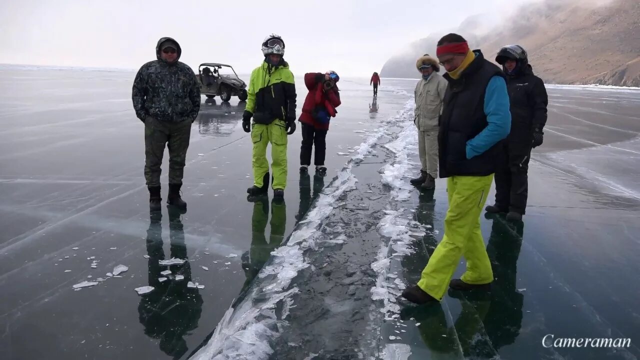 Байкал трещины на льду. Лед на Байкале вскрывается. Vnhtobyf YF ,fqrfkt KTL. На Байкале треснул лед.