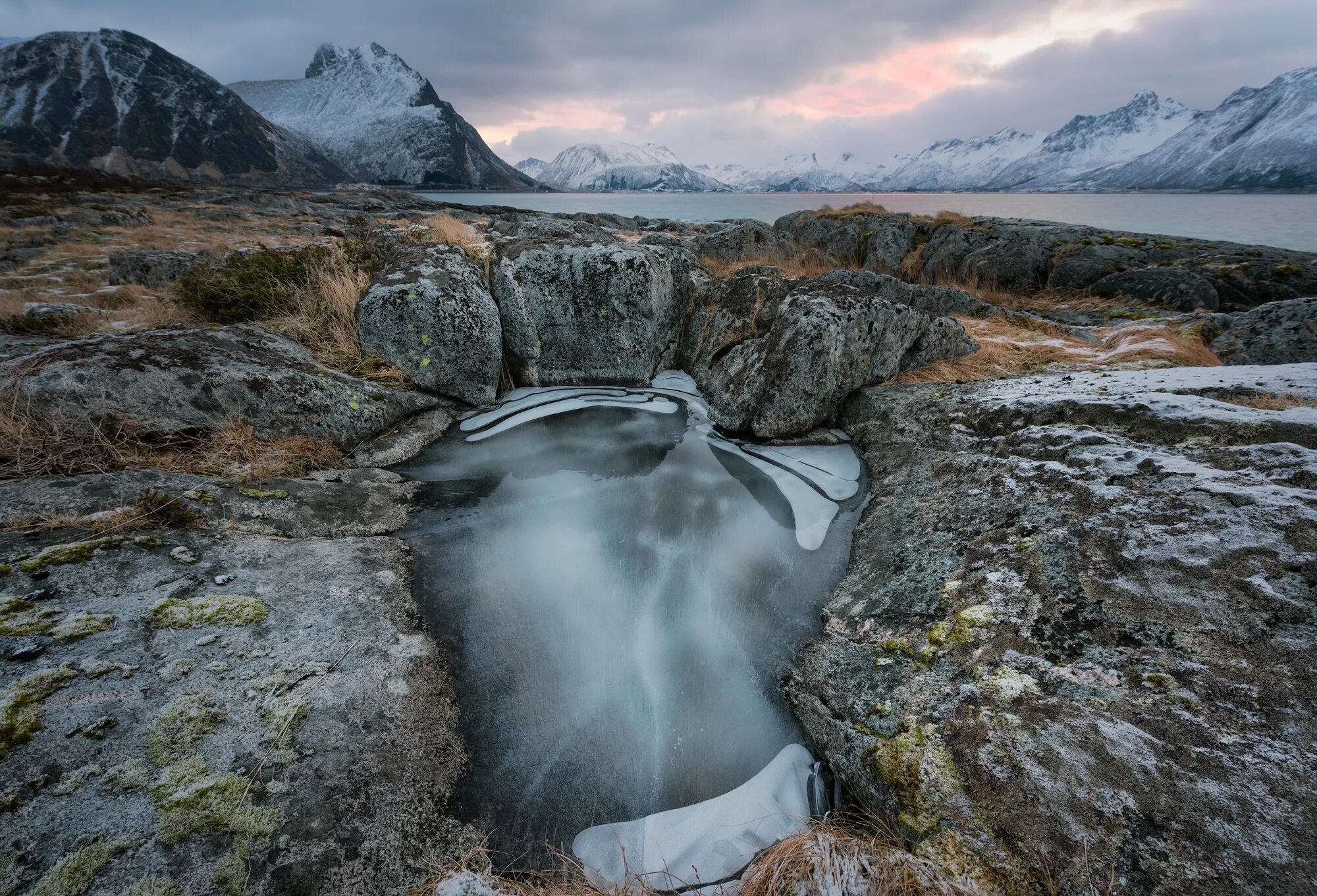 Особенности рельефа норвегии. Ледниковые водопады Норвегии. Рельеф Норвегии. Норвегии рельеф и моря. Горы и водопады Норвегии зима.