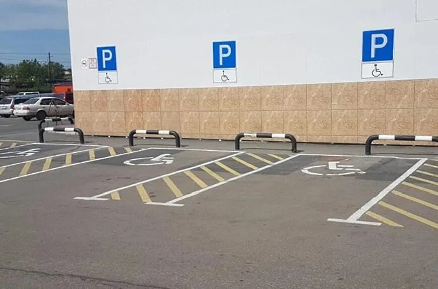 Можно ли инвалидам парковаться на платных. Парковочное место для инвалидов. Машиноместа для инвалидов. Парковка с местами для инвалидов. Места для инвалидов.