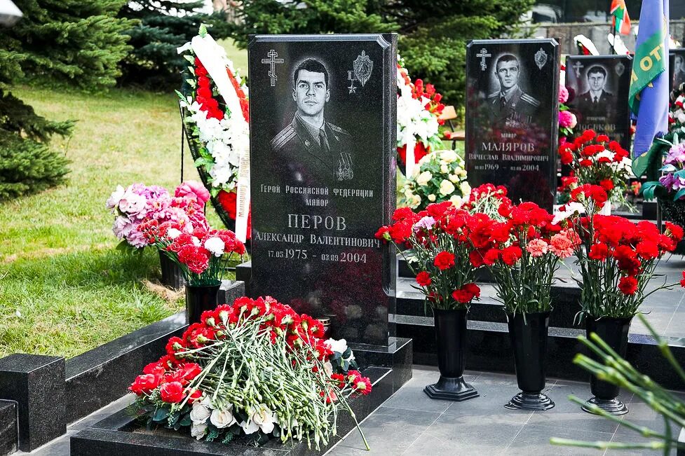 кладбище на баныкина в тольятти. аллея славы николо-архангельского кладбища. аллея героев ростов-на-дону северное кладбище. аллея героев серафимовского кладбища. курск могила серафимовское кладбище.