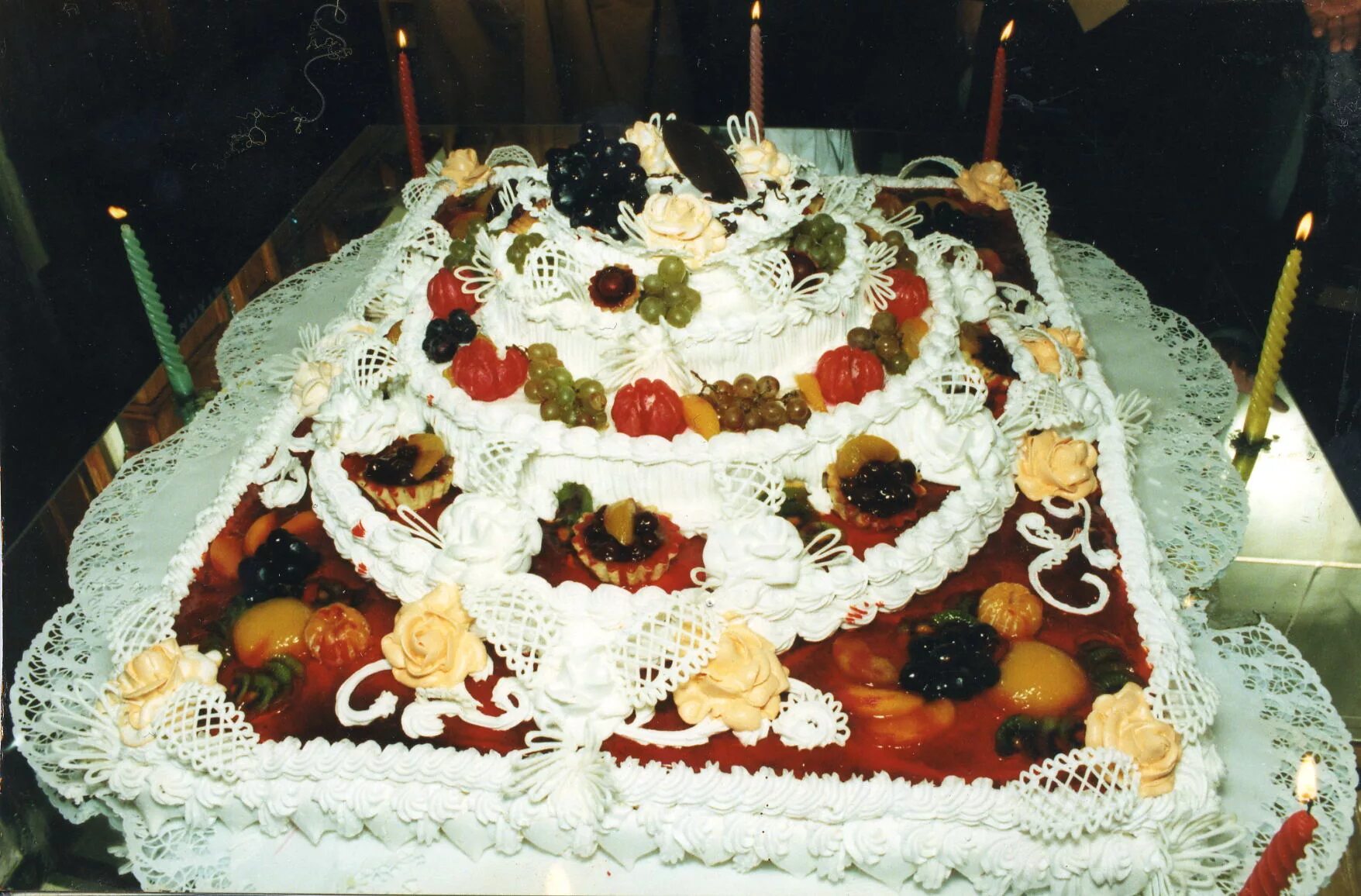 Приятным сюрпризом для всех стал огромный торт. Большой торт. Большой торт на день рождения. Гигантский торт с днем рождения. Самый большой торт.
