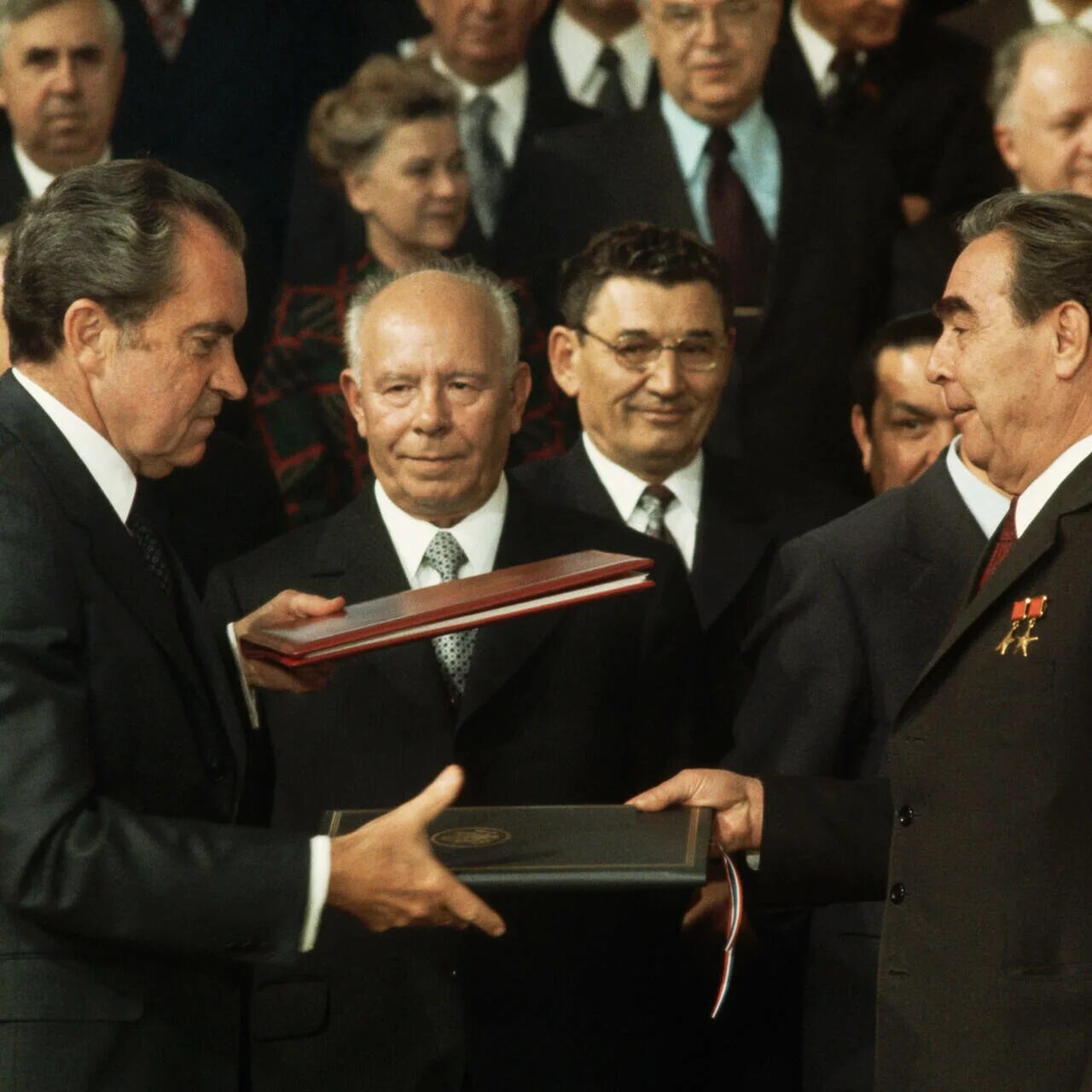 Политики 80х. Саммит Брежнев – Никсон (1972). Никсон и Брежнев 1972. Никсон и Брежнев 1972 г подписали. Брежнев и Никсон.