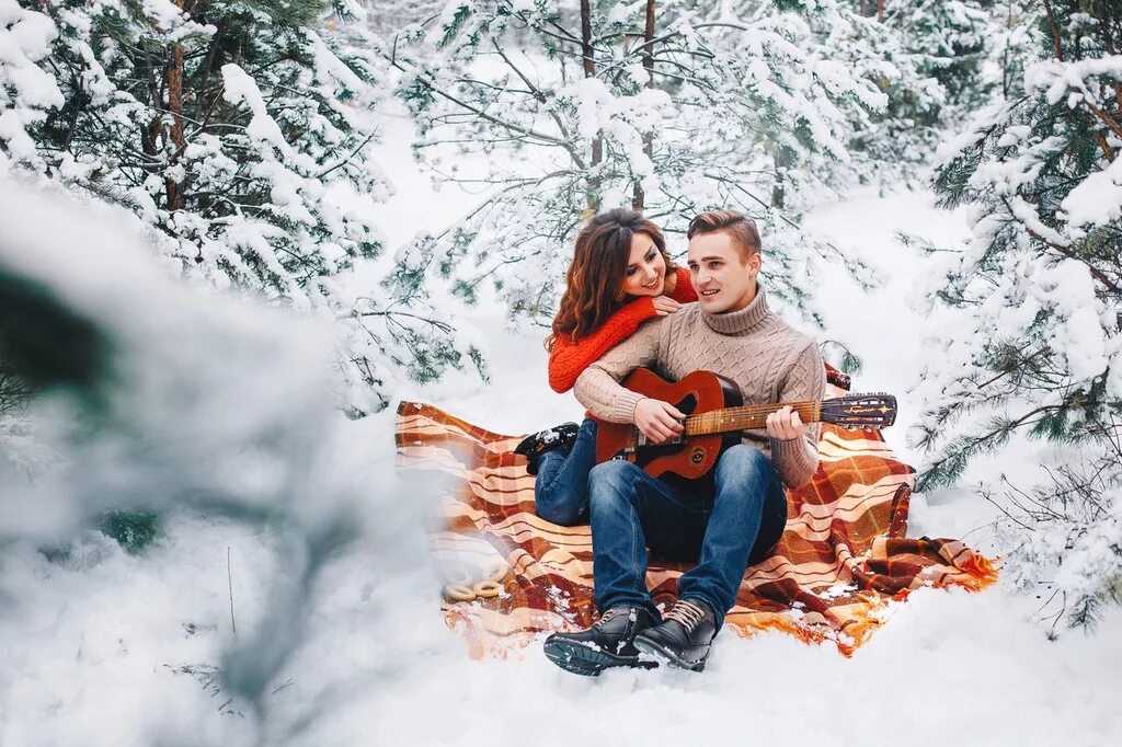 Ели стори. Фотосессия новый год лавстори. Фотосессия на природе зимой. Зима любовь. Зимняя фотосессия на природе.