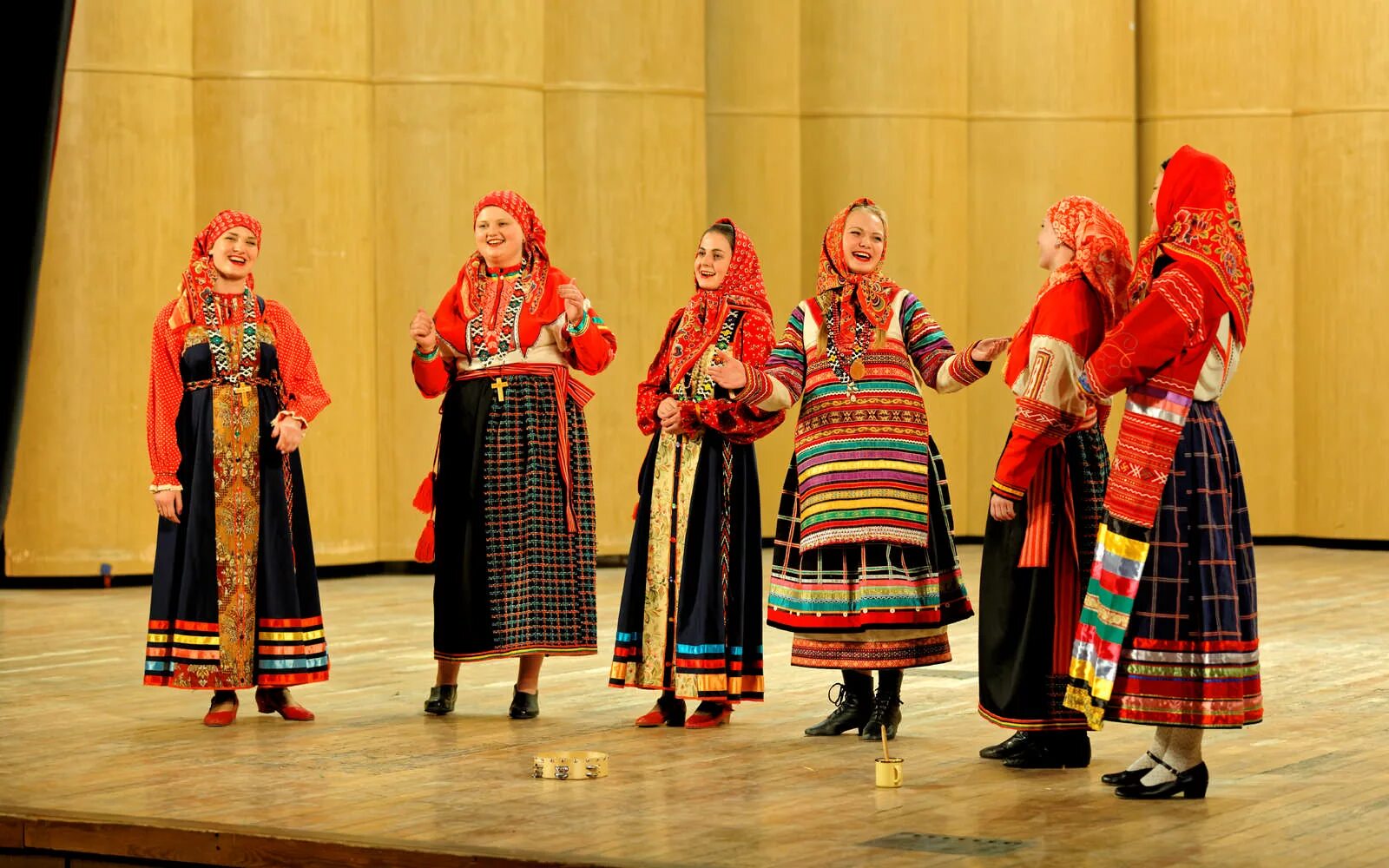 Фольклор выступление. Удмуртский театр айкай. Фольклорный ансамбль рождество новосибирск история. Фольклор выступление. Фольклорный коллектив пурдайне.