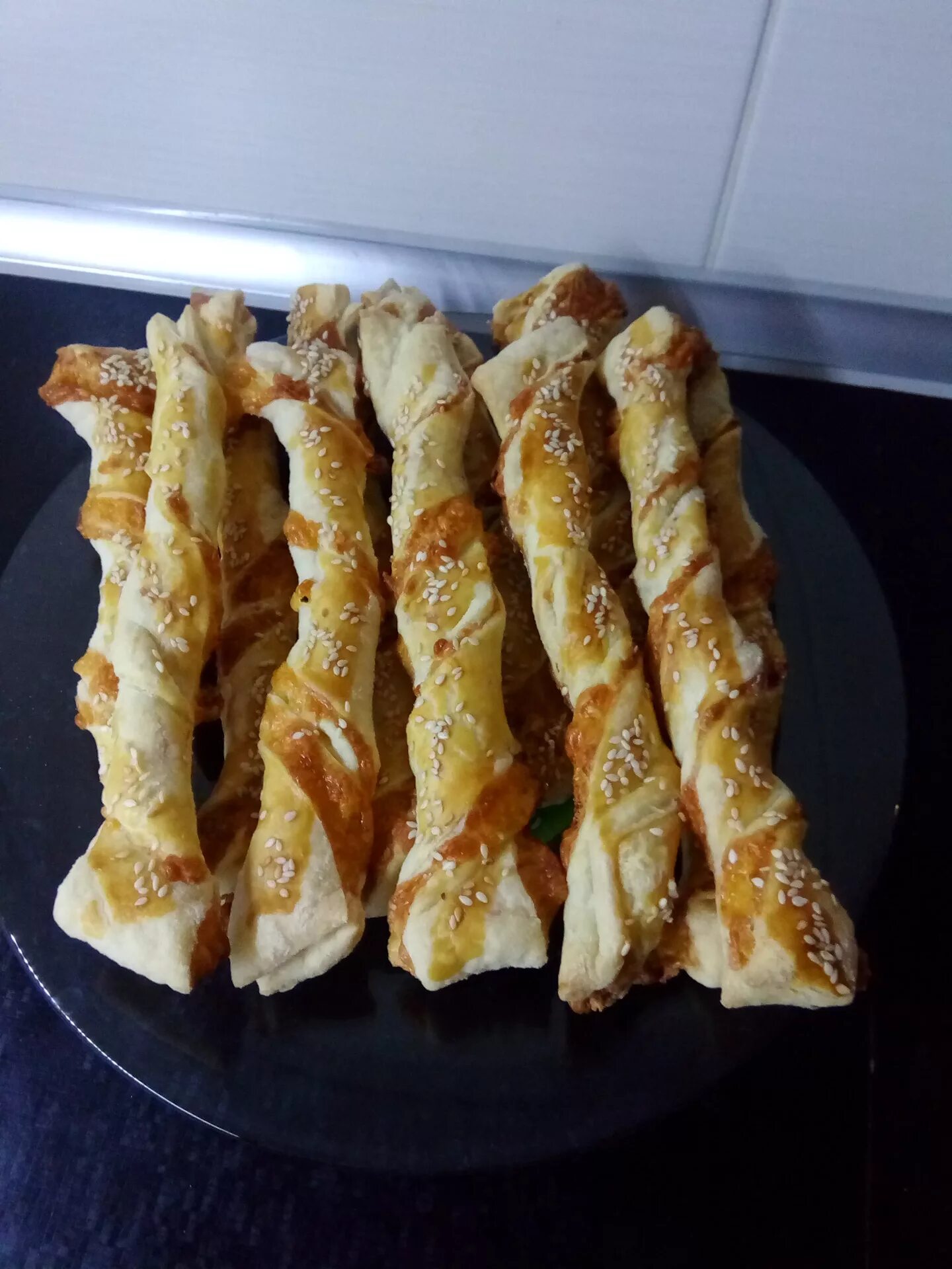 Палочки из теста в духовке. Слоеные палочки. сырные палочки из слоеного. слоеные палочки с сыром. сладкие палочки из слоеного теста.
