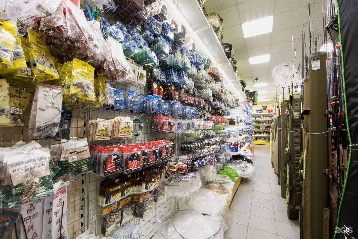 товары для рыбалки москва. интерьер рыболовного магазина. рыболовный магазин. рыболовный магазин. рыболовный интернет магазин в москве.