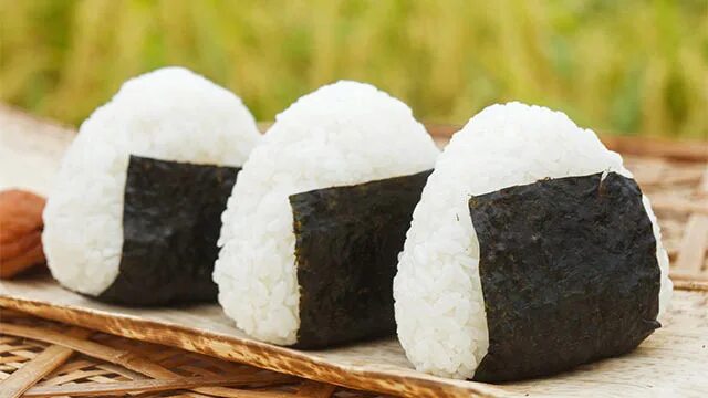 Онигири в нори. Онигири. Онигири треугольник в нори. Онигири тодороки. Онигири без нори.