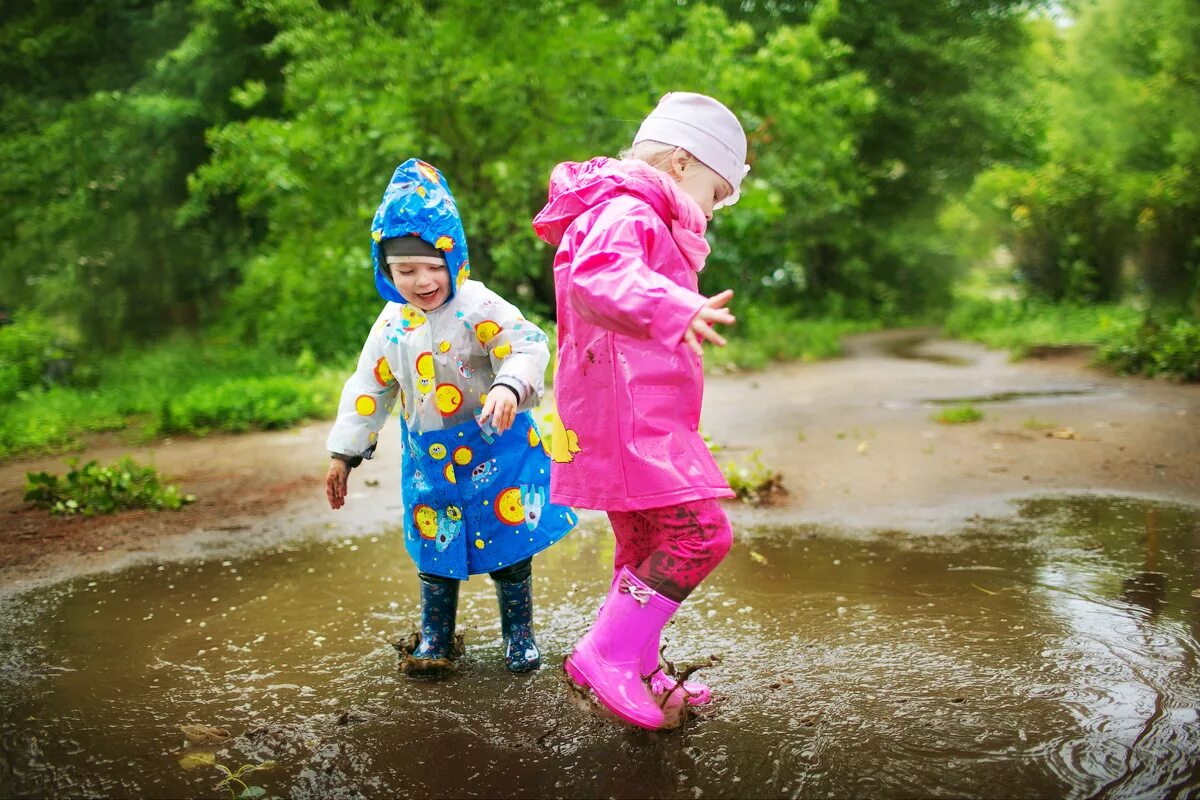 Дождь по лужам. Весна для детей. Дети весной. Ребенок в луже. Дети прыгают по лужам.