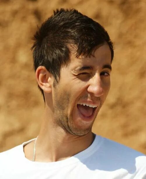 Девушка жесты. Красивая девушка подмигивает. Девушка подмигивает глазом. Одобрительный жест. Девушка подмигивает.