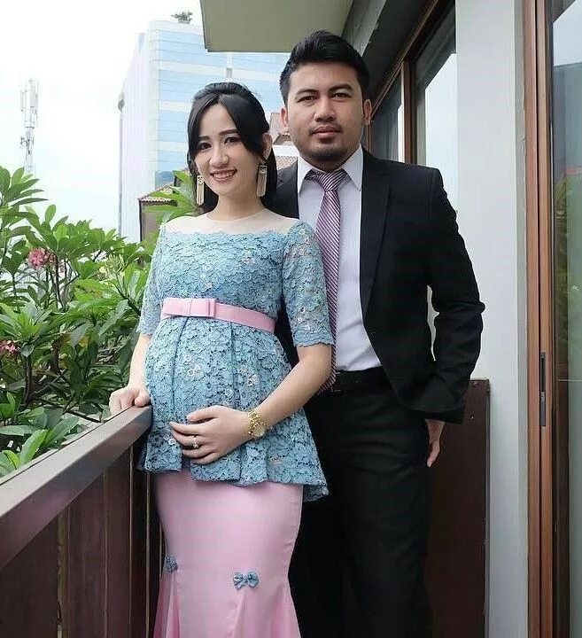 Dengan suami istri. Dengan suami istri