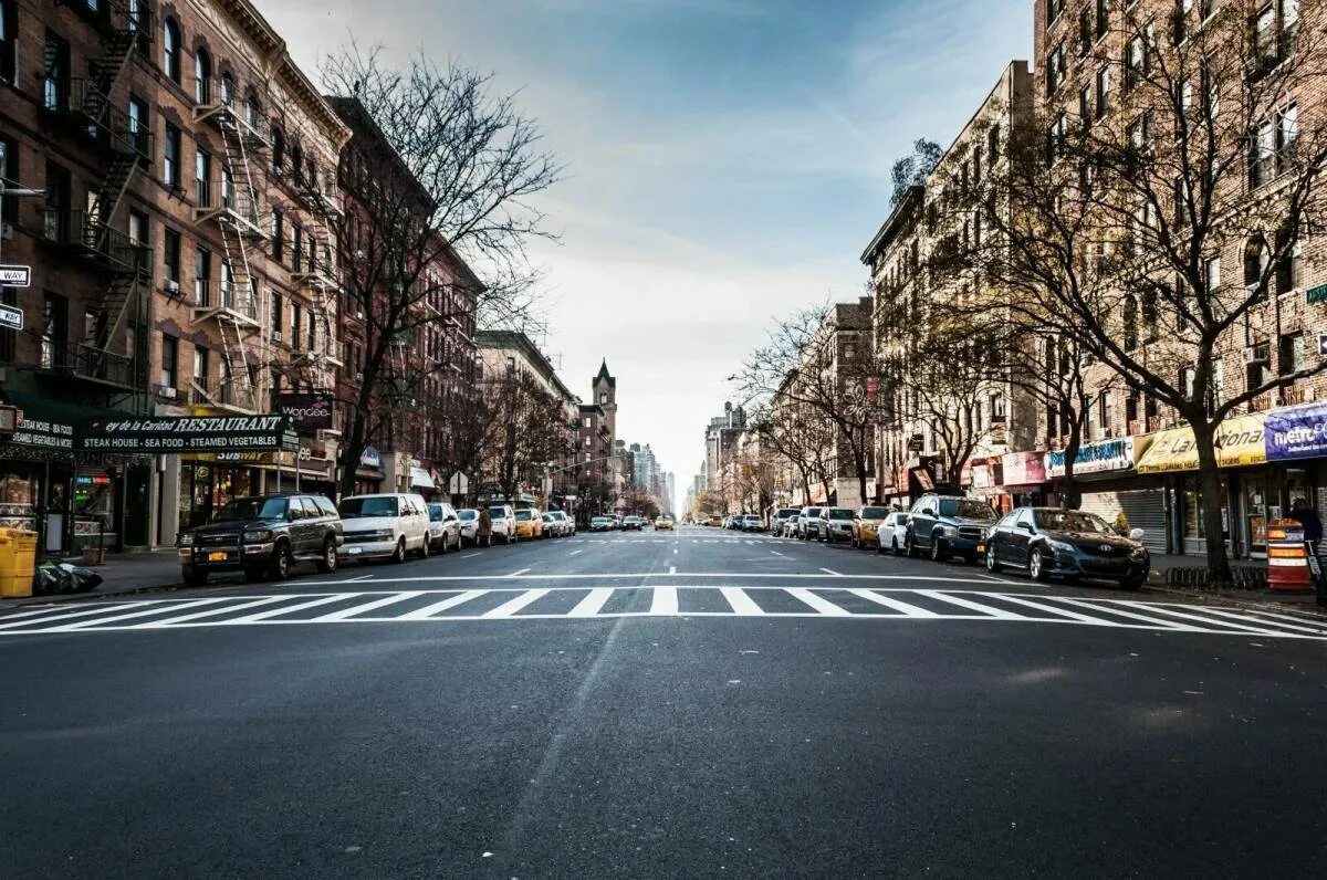 Нью-Йорк улицы снизу. Длинная улица Нью-Йорка. Улицы Нью-Йорка вид сбоку. Улица большая дорога
