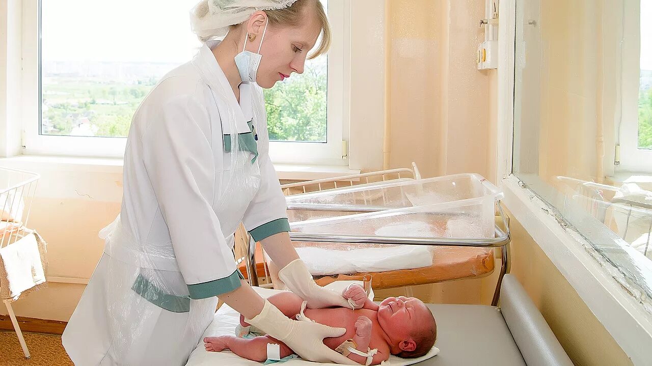 Медсестры в родильном отделении. Медсестра и новорожденный ребёнок. Медсестра в родильный дом. Отделение новорожденных. Медсестры в родильном отделении.