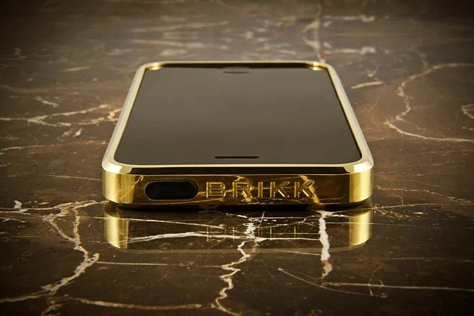 Покупка дорого телефона. Iphone 13 золотой. Iphone 5 Gold Case. Iphone 5 Black Diamond. Смартфон из золота.