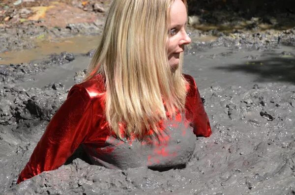 Girl in quicksand. Девушка тонет в зыбучих Песках. Девушка в зыбучих Песках.