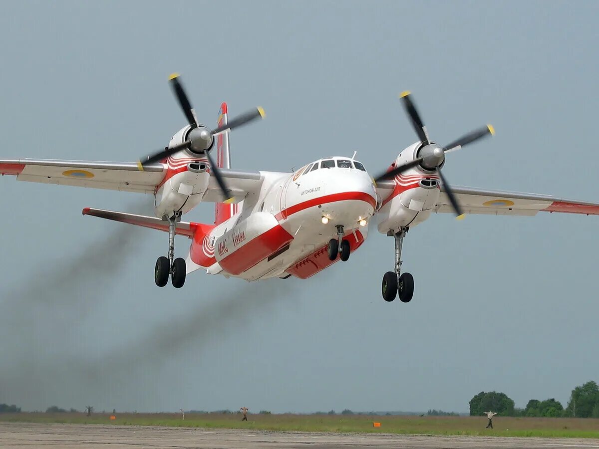 Первый советский пожарный самолет. Пожарный самолет АН-32п Россия. АН 32 пожарный. АН-32п. Самолет АН-32.