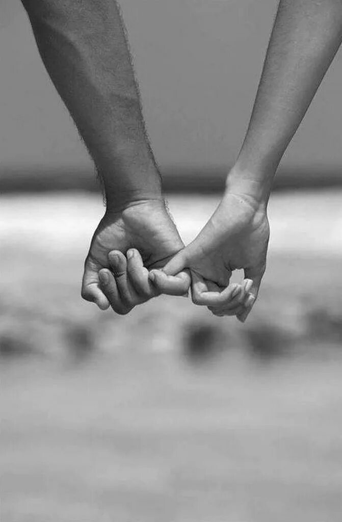 Найти примирение. Руки влюбленных. Руки любовь. Влюбленные руки. Сплетенные руки.