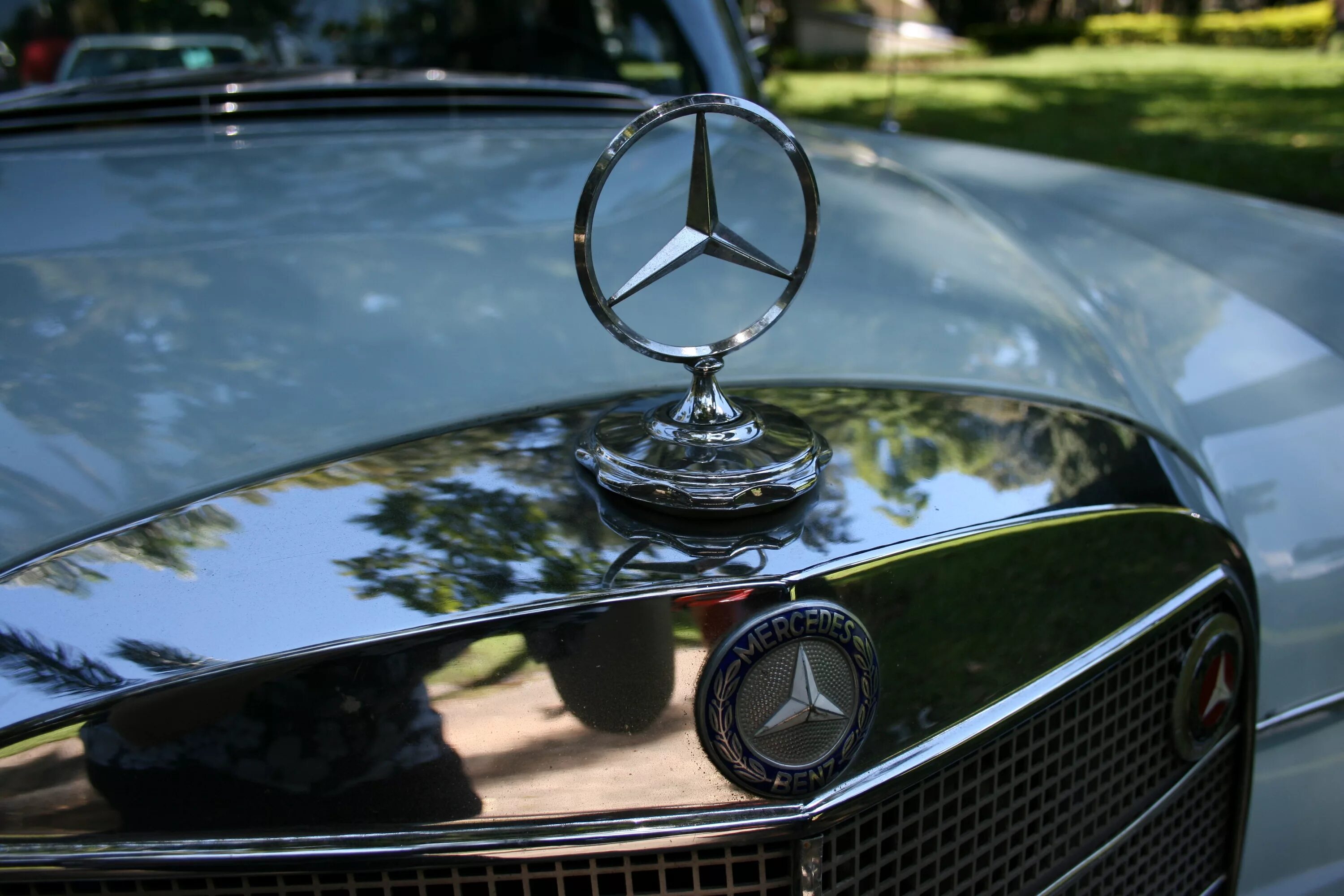 Значок на капоте. Старый логотип Мерседес Бенц. Значок старого Мерседеса. Mercedes со значком на капоте. Мерседес с штучкой на капоте.