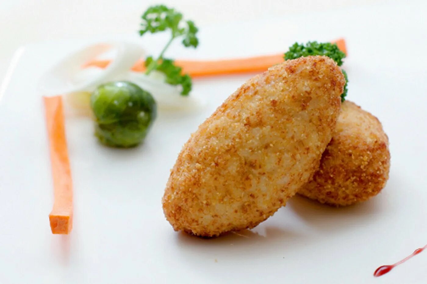 Куриные биточки. Куриные котлеты. биточки куриные. котлеты овальные. биточки куриные с сыром.