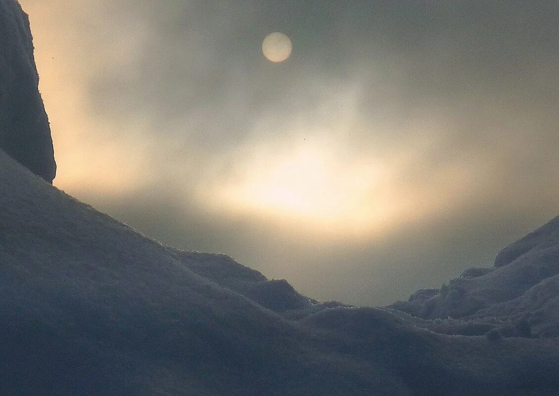 Снежное безмолвие. Половина солнца на горизонте. Царило безмолвие и солнце. Туманный пейзаж. Безмолвие фото.