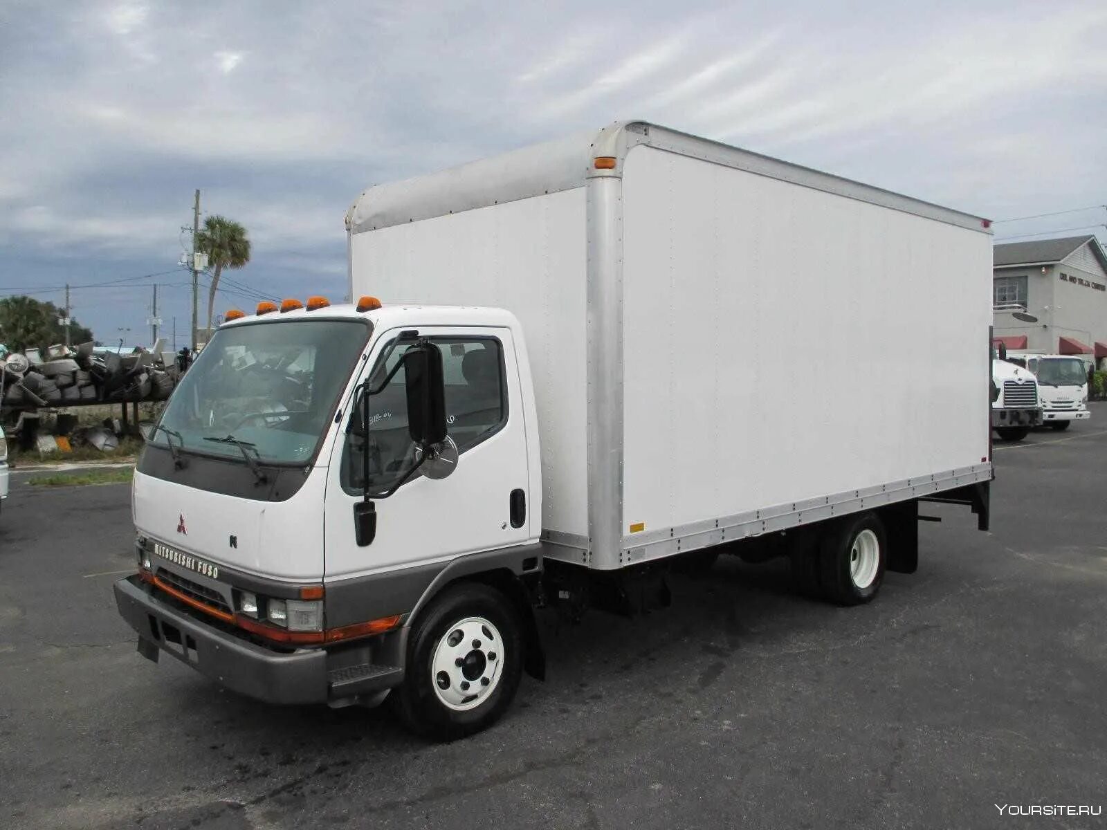 Mitsubishi canter трехтонник 89 года. Hino 300 рефрижератор. Рефрижератор 3 тонны. 5 тонники. Мерседес атего 5 тонник.
