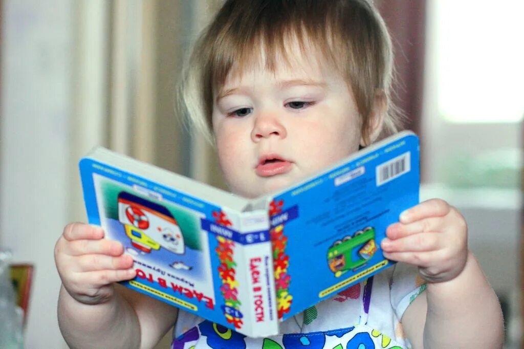 Малыш увидел книгу. Ребенок видит книгу. Как мы видим книжка. Фото книги не видели-увидим. Ребята вы увидите книги напечатанные на разных