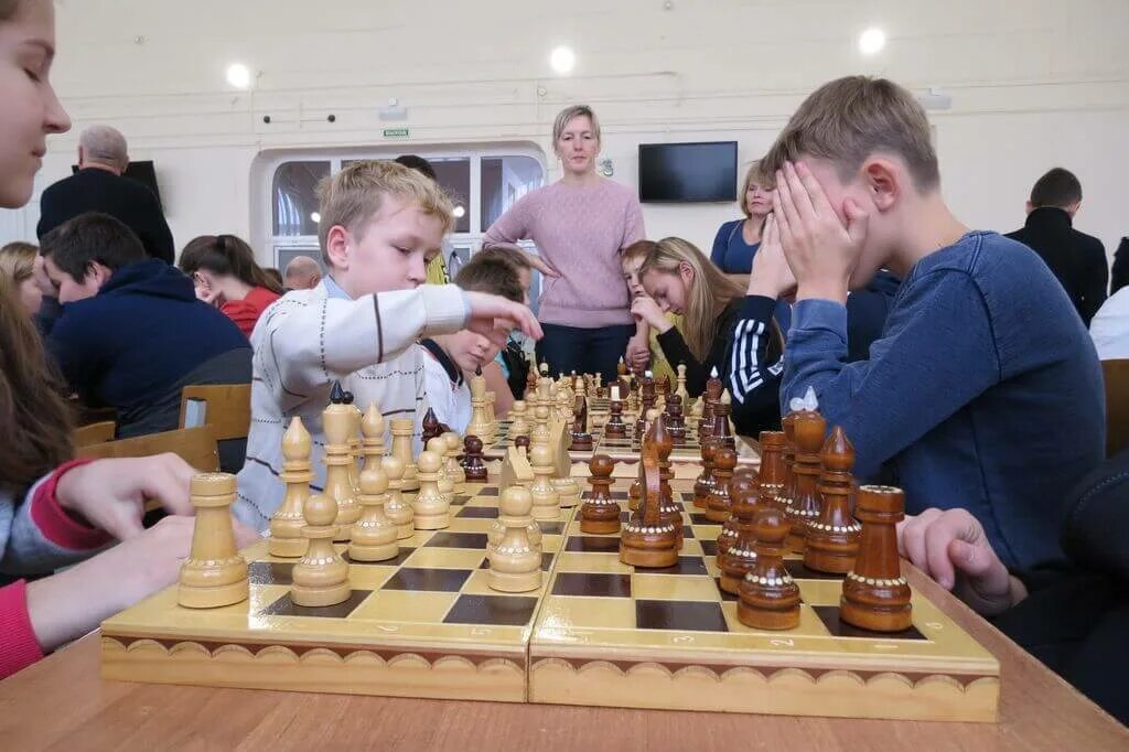 уровень игры в шахматы. 10 шахмат. 10 шахмат. варианты оформления стеклянной шахматной доски. как играть в шахматы правила для начинающих.