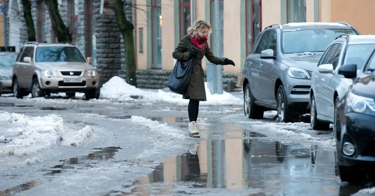 Слушать песни слякоть. Слякоть в марте. Слякоть в ленобласти. Лужа зима. Архангельск слякоть.
