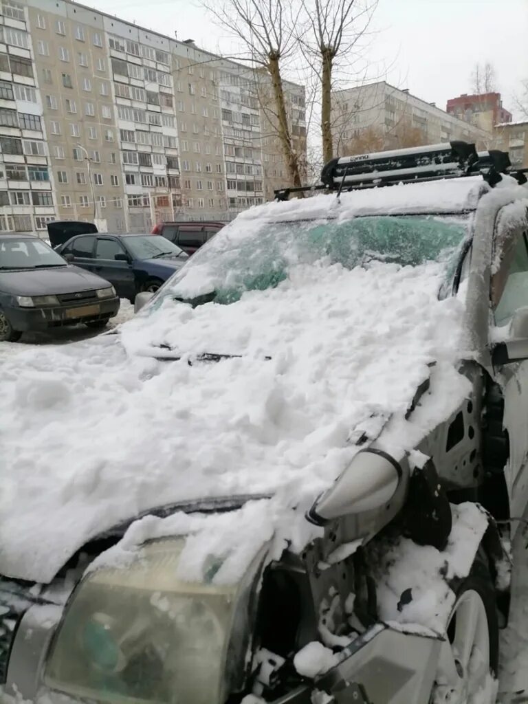 Снег упал на машину. Глыба льда автомобиль. Упал снег с крыши на машину. Снежок разбивается.