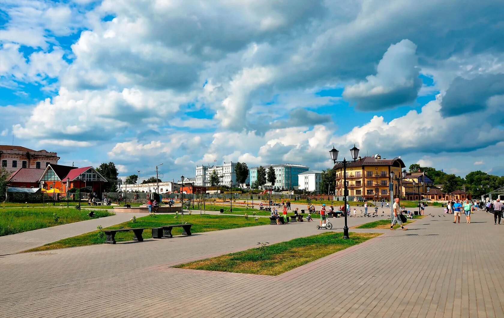 Мяо сарапул. Набережная города сарапула. удмуртия сарапул набережная. река кама город сарапул. набережная кама сарапул.