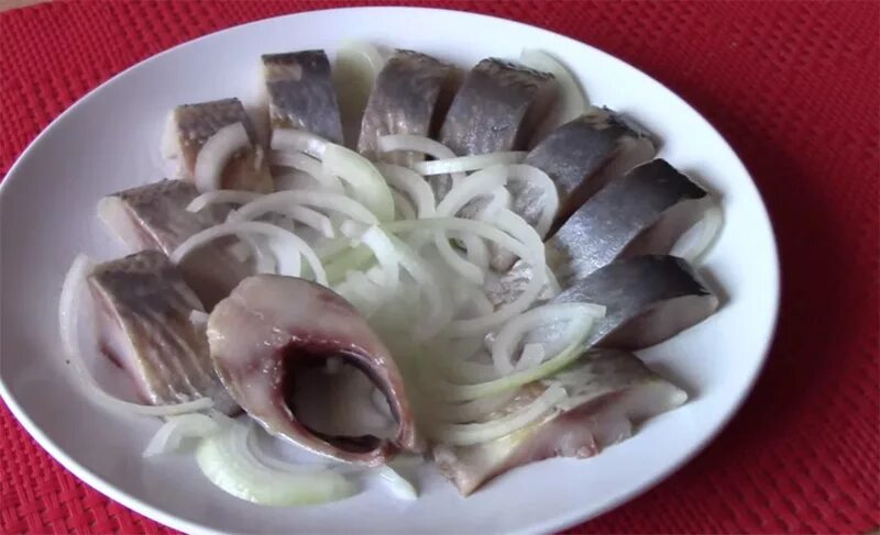 Селедка как есть ее. Селедка резаная. селедочка.