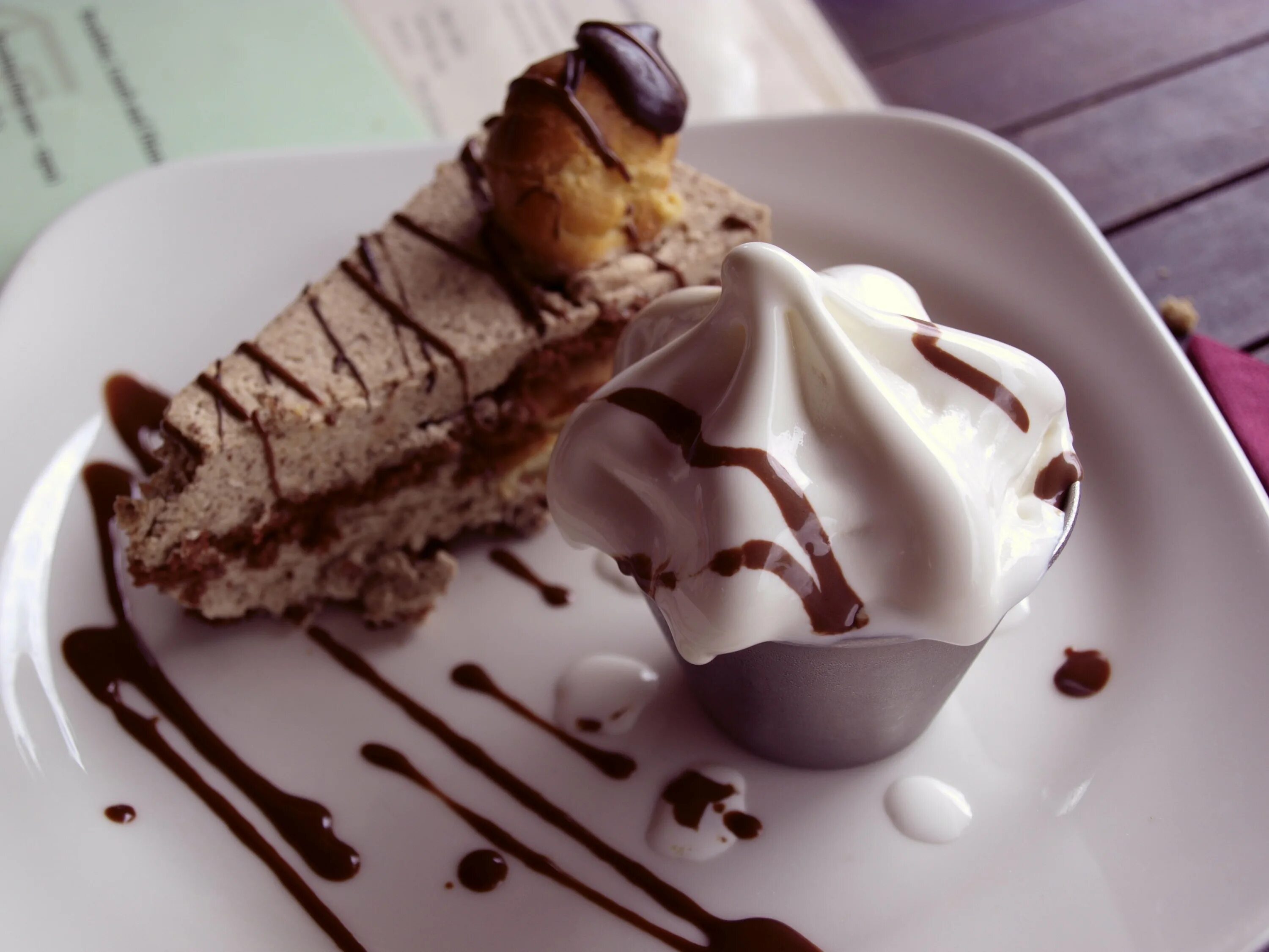 Мусс с шоколадом. Шоколад и сливки. Десерт шоколадные сливки. Десерт шоколадные сливки. Шоколадный мусс со сливками.