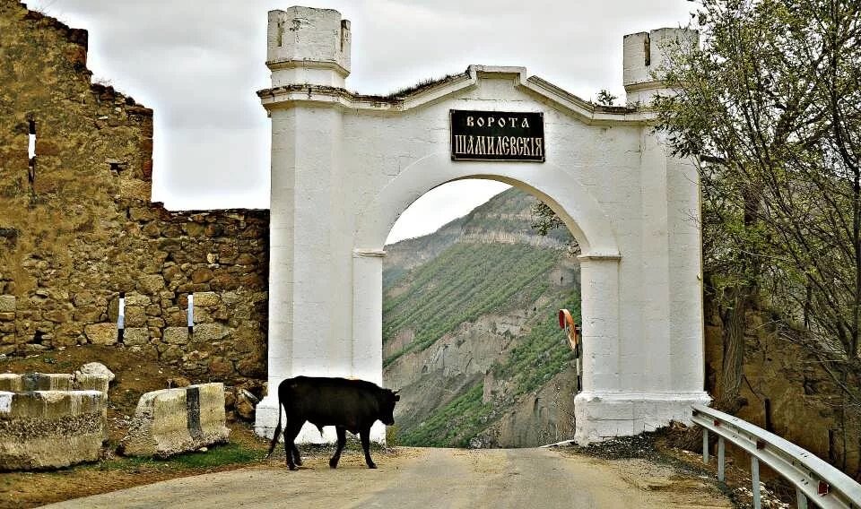 гуниб крепость шамиля. ворота шамиля в гунибе. памятник ленину в гунибе фото. гуниб крепость шамиля. гуниб дагестан.