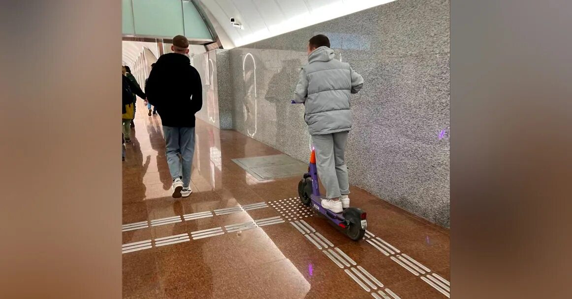 Самокат в метро. Самокаты метро некрасовка. Самокат в метро. Самокат в метро москвы. Электросамокат в метро.