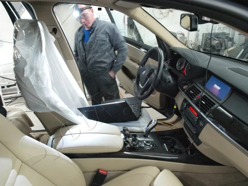Видеонаблюдение салона автомобиля. Скрытое видеонаблюдение за салоном авто. как установить скрытую камеру видеонаблюдения в машину. скрытое видеонаблюдение в машине за девушкой.