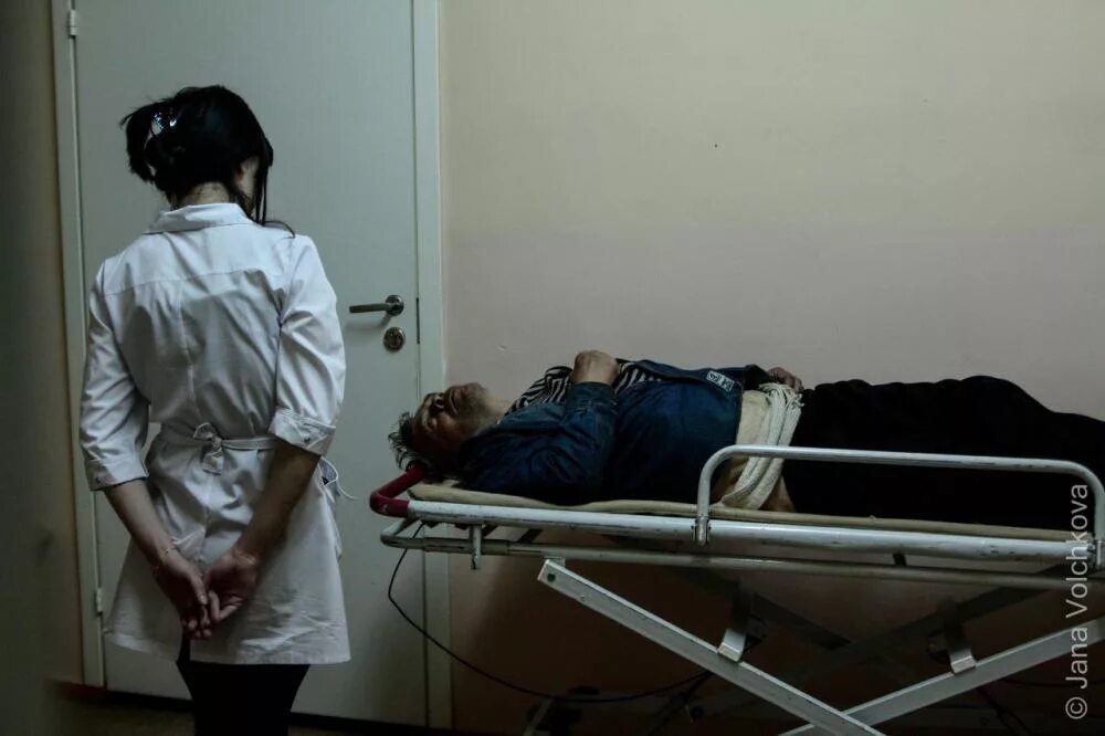 Почему умирают ночью. Приемный покой больницы. больница ночью. женское отделение в больнице. люди в больнице в приемном покое.