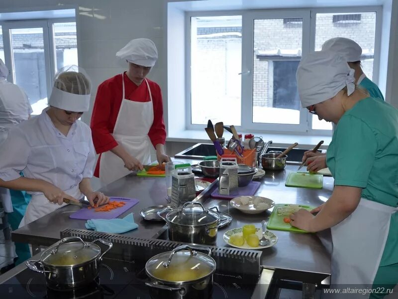 Оценка работы поваров. Кухонный работник в столовой. учебная лаборатория для поваров. кухонная рабочая в столовой. повара пищеблока.