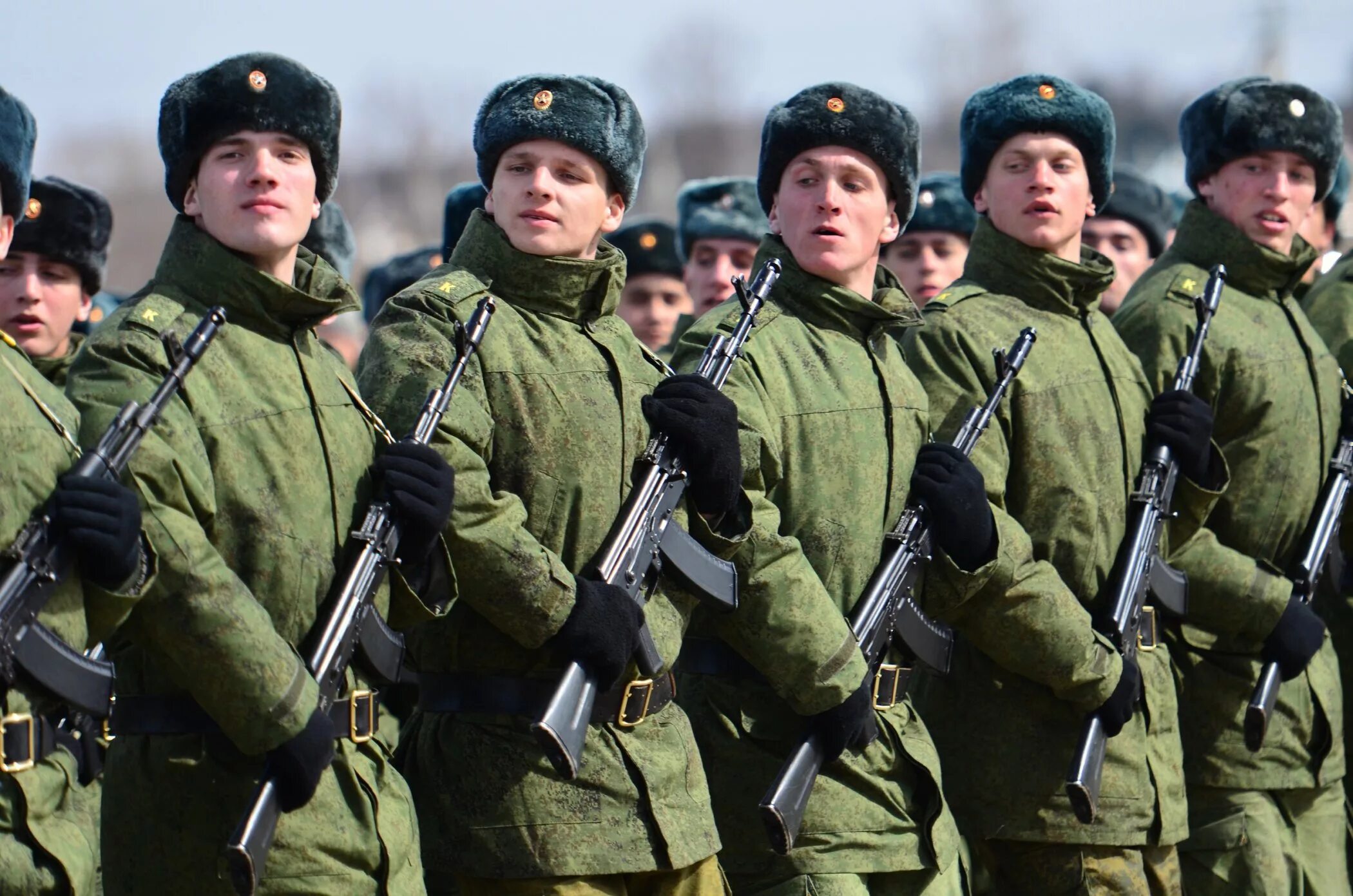 Строй солдат. Военный строй. Военные войска россии. Стоит быть военным. Военная кафедра кфу форма.