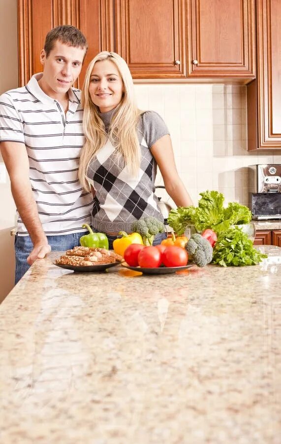Муж с женой на кухне занимаются. Парочка на кухне. Счастливая пара на кухне фото мебель. Записи приватов пары на кухне.