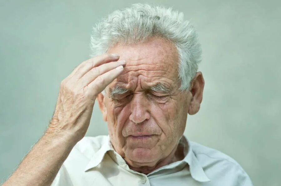 Со слабоумием. Старческая деменция. Люди с Альцгеймером. Старик болит голова.